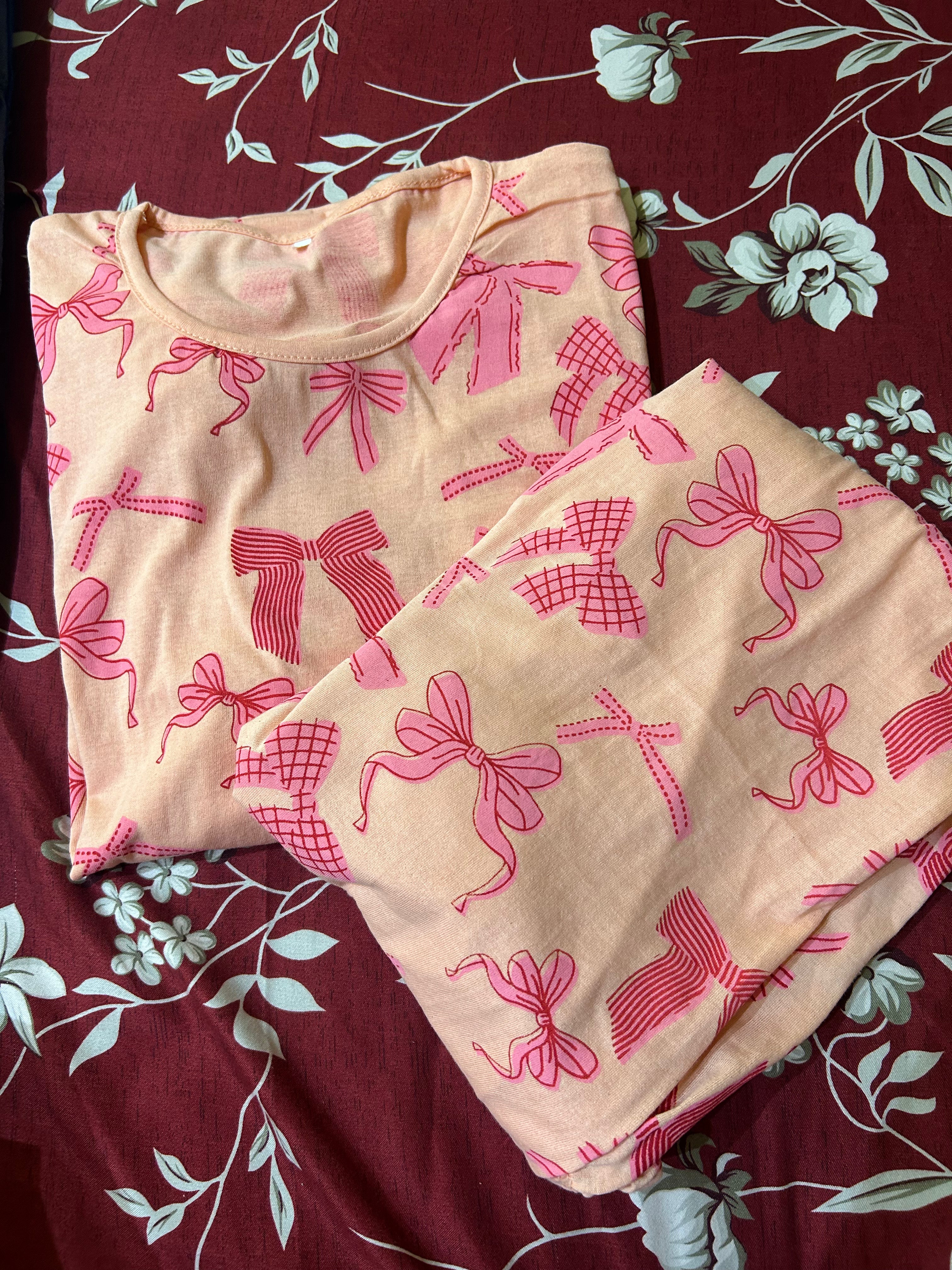000000 Peach All over Bow Printed Full Sleeves T-shirt With Bow Printed Pajama Suit